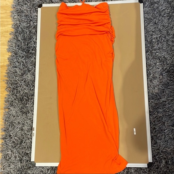 BACKLESS ORANGE MAXI DRESS - Picture 3 of 4